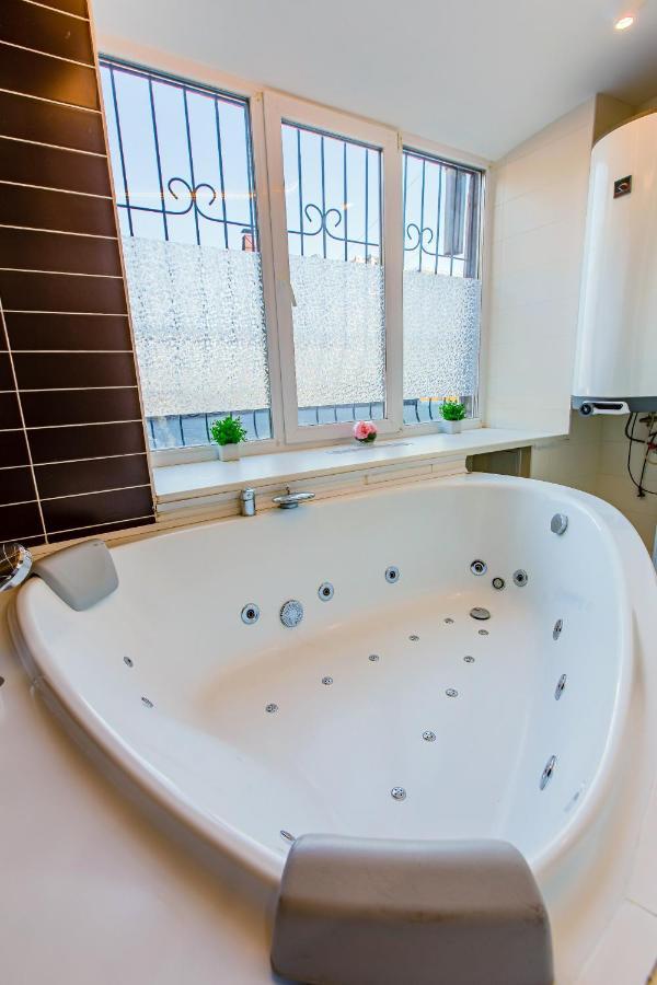 Big Jacuzzi , Sauna , Khreshchatyk Apartments キエフ エクステリア 写真